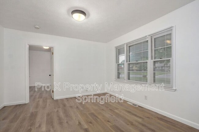 Building Photo - 906 N Belview Ave