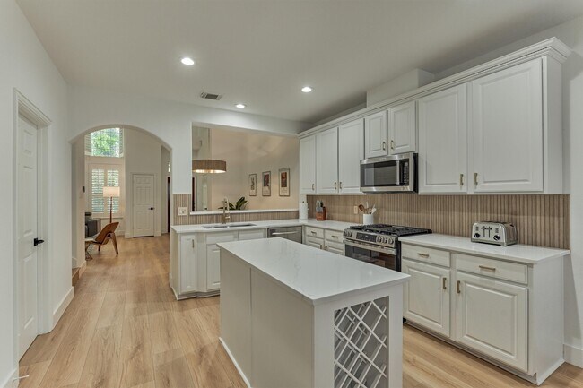 Building Photo - 27 Medley Ln