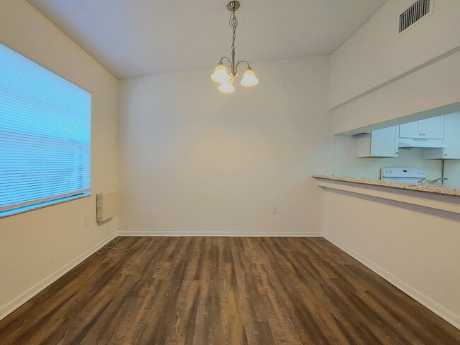 Building Photo - Beautiful 2 Bedroom, 2 Bathroom Apartment ...