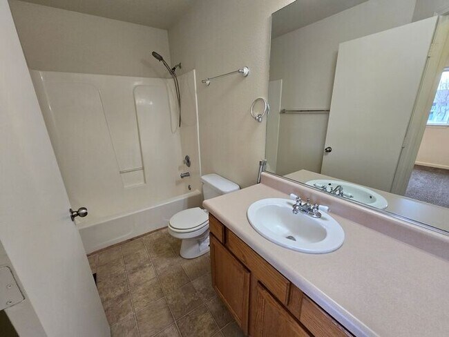 Building Photo - Updated 3-Bedroom Townhome in Dayton