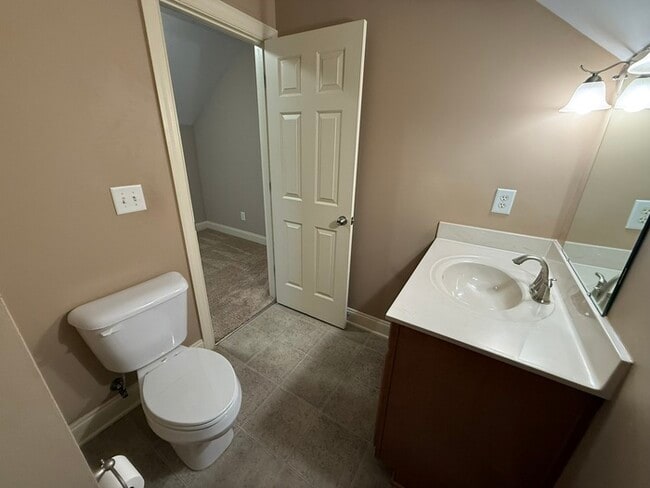 Building Photo - HUGE 5 Bedroom 3 Stroy Home with Fenced in...