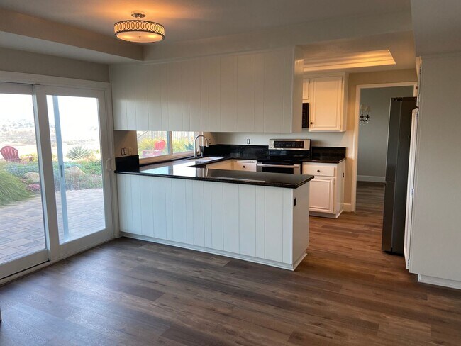 Building Photo - Updated 5 Bed, 3 Bath in Lomas Santa Fe Hi...