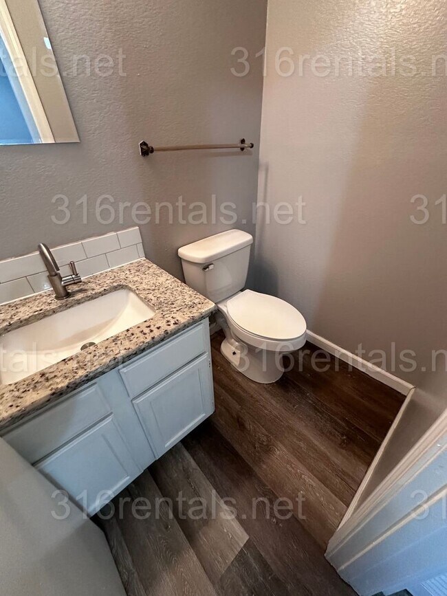 Building Photo - $895 - 2 bed 1.5 bath beautiful bi-level apartment