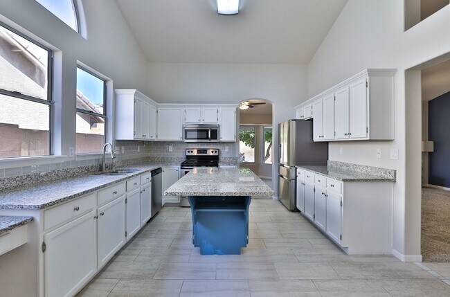 Building Photo - Pet Friendly 5-bedroom, 3 bath Home w/ Pool and Finished Basement