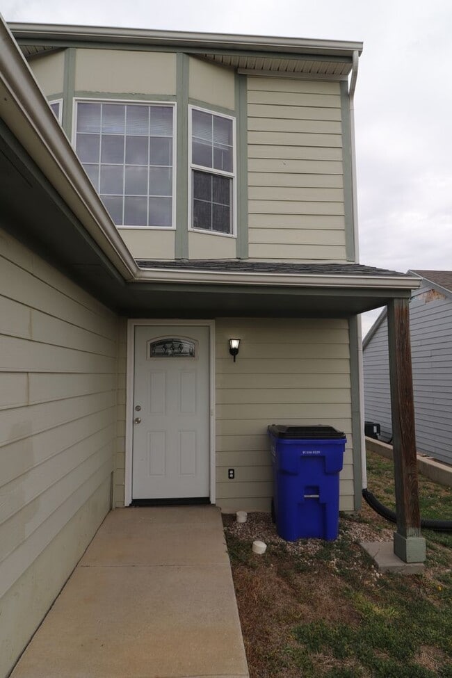Building Photo - Spacious Town home for rent!