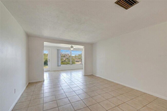 Building Photo - 4112 Hampton Dr