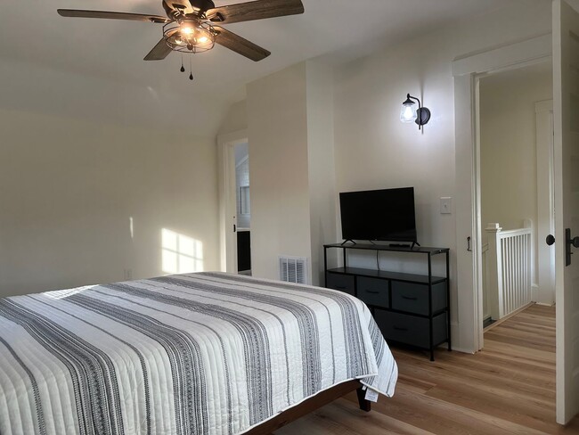 Building Photo - 3 bedroom, 2 bath, furnished Kingsport, TN