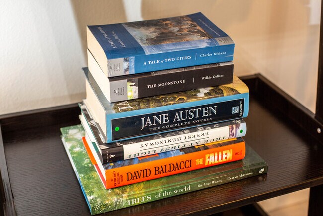 Building Photo - Newly Remodeled 5B4B. 2 mile from the Rose Parade!