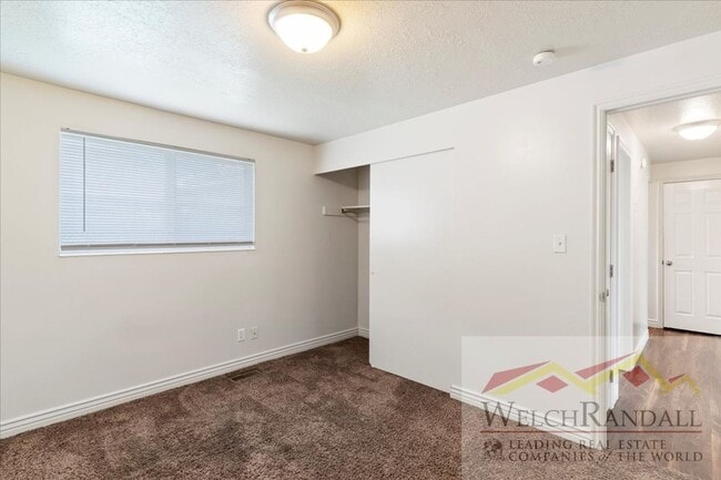 Building Photo - 2 Bedroom 1 Bath Duplex in Riverdale