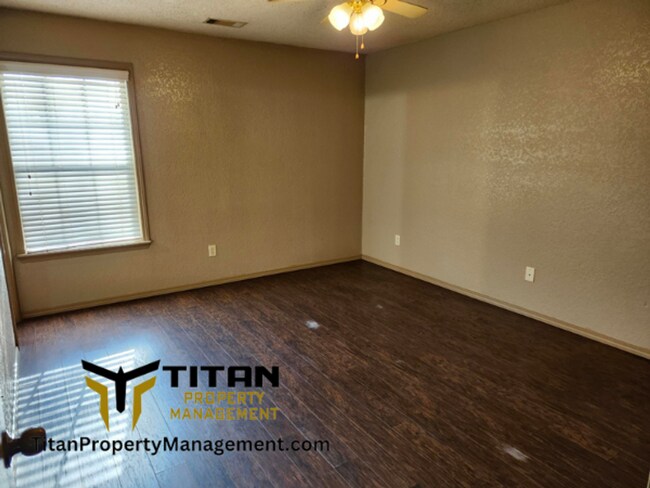 Building Photo - 3b/2b House