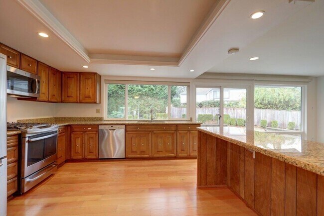 Building Photo - Spacious 4 Bedroom/3ba Bath Bellevue Home Available Now!