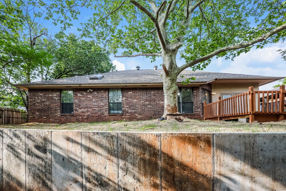 Building Photo - 2700 Shady Tree Ln