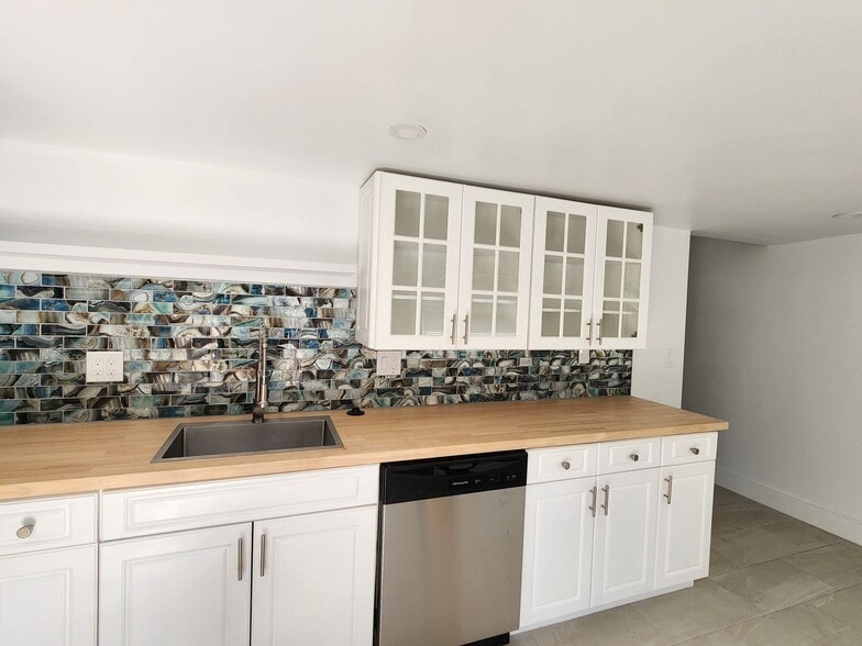 Building Photo - Coastal Charm Awaits in Bonita Springs Move In Special 25% off First Month