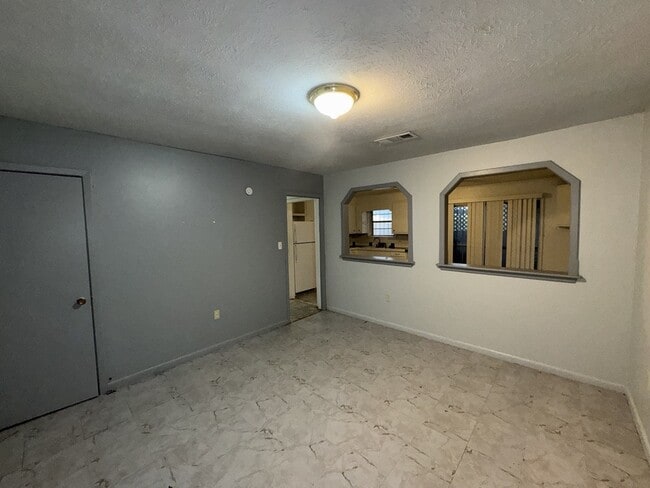 Building Photo - 5680 Queen Mary Ln