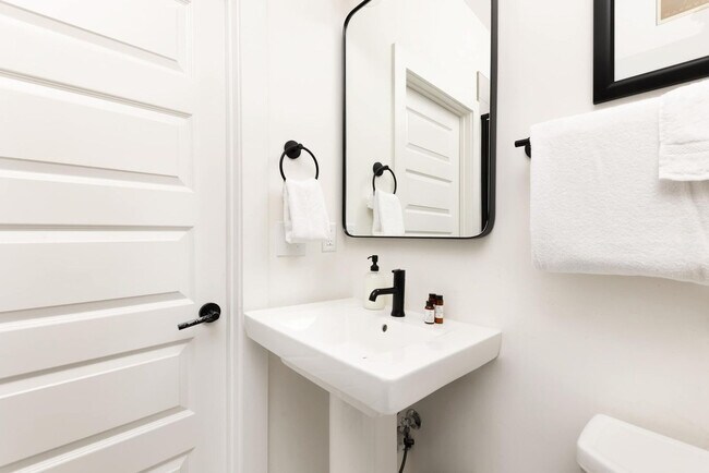 Building Photo - 915 Ramsey St