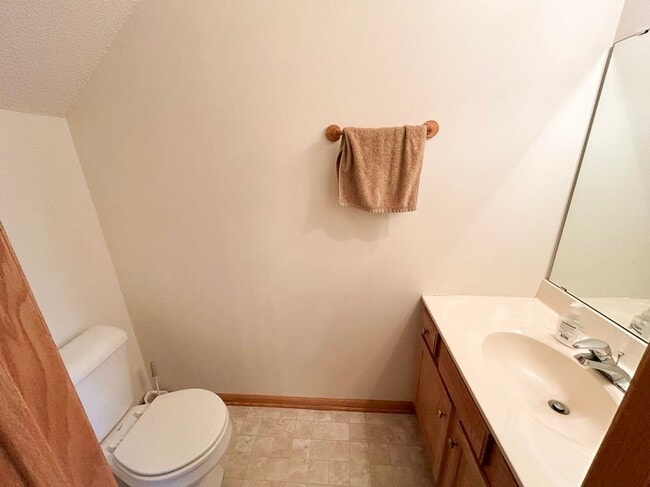 Building Photo - Townhome in Quiet NW Rochester Neighborhood!
