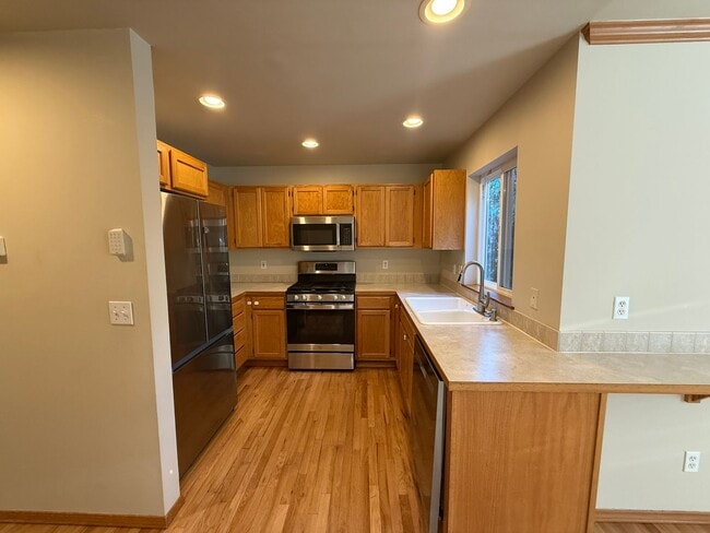 Building Photo - Charming 3 bed, 2.5 bath townhome located ...