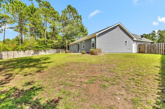 Building Photo - 3 bedroom with Community POOL!