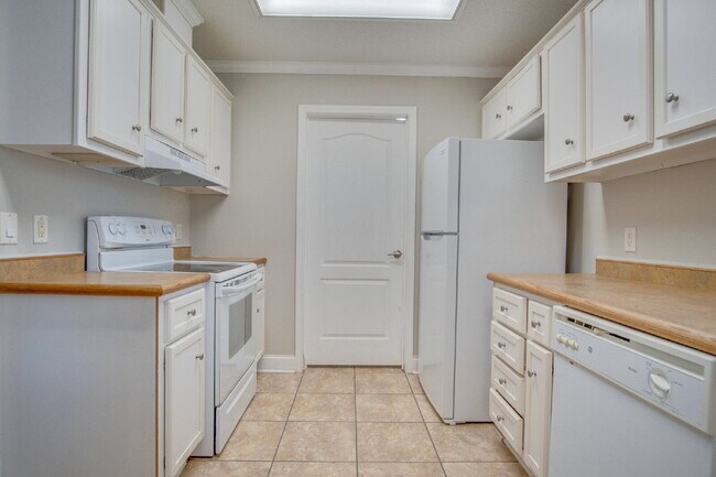 Building Photo - Don’t Miss This West Pensacola Rental — Open Floor Plan, Large Primary Suite, Outdoor Deck & Minu...