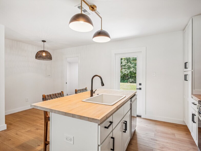 Building Photo - 310 Lilac Dr