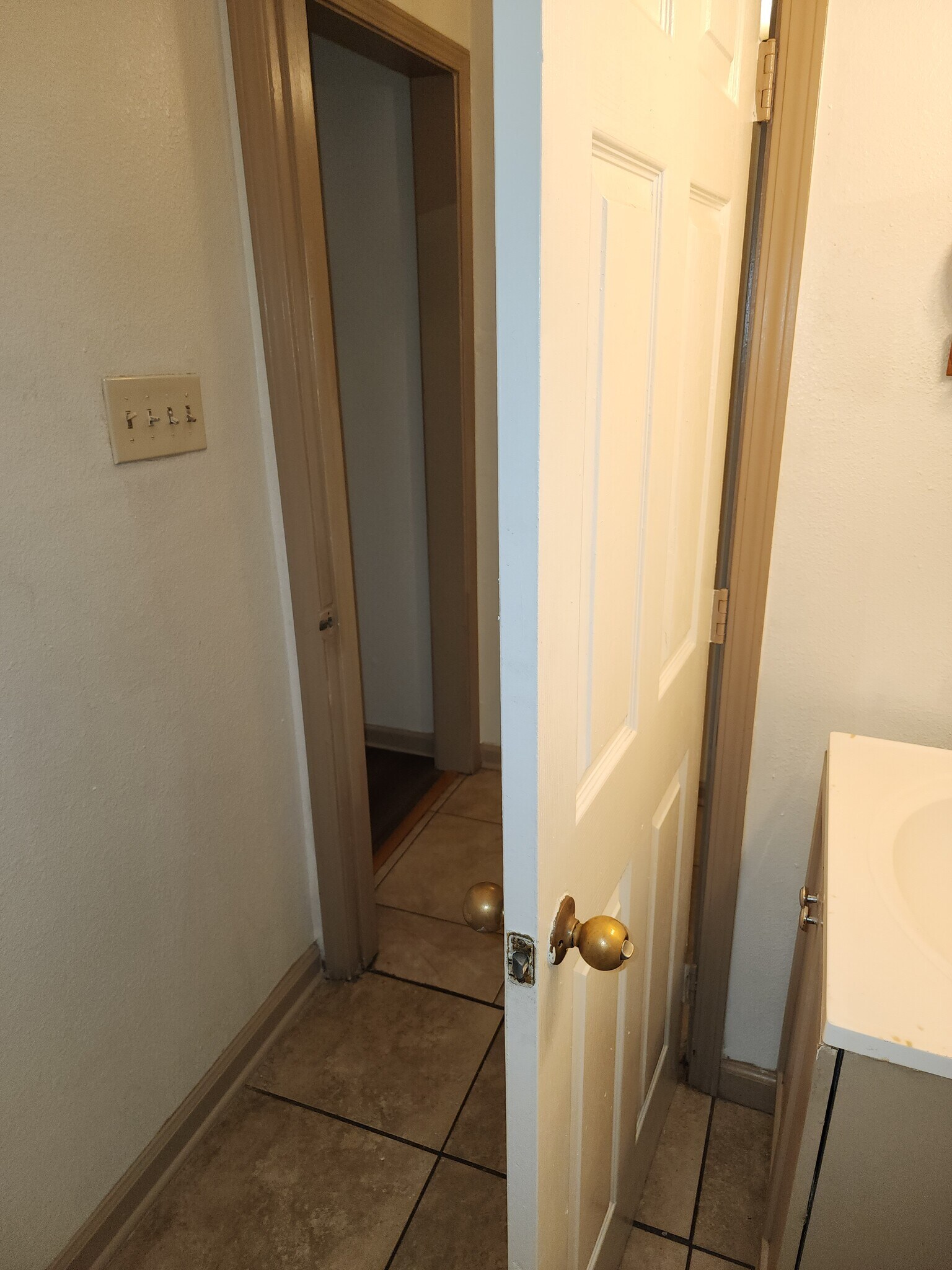 Bathroom ceramic tile - 3622 Buchanan St