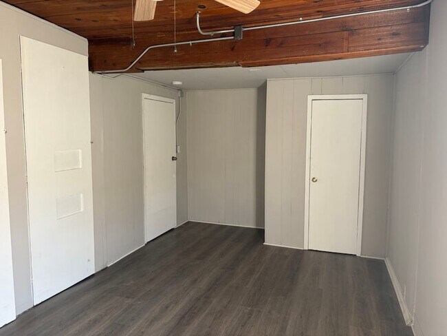 Building Photo - 6139 Belcrest St