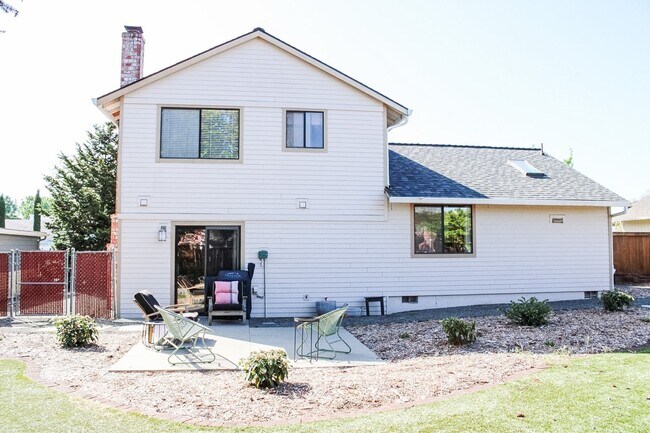 Building Photo - 2905 NE 26th St