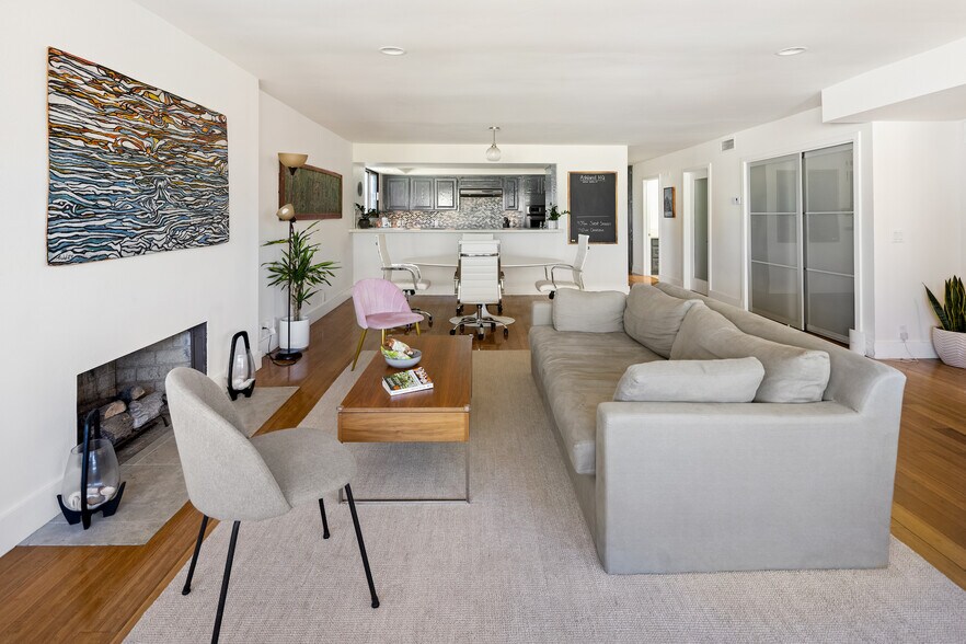 Living room + dining area + kitchen - 18 N Venice Blvd