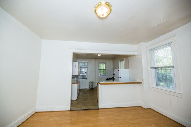 Building Photo - 2026/2027 JHU Off-Campus 5bd/3ba Charles Village w/ W/D & parking!.. Available 6/9/26