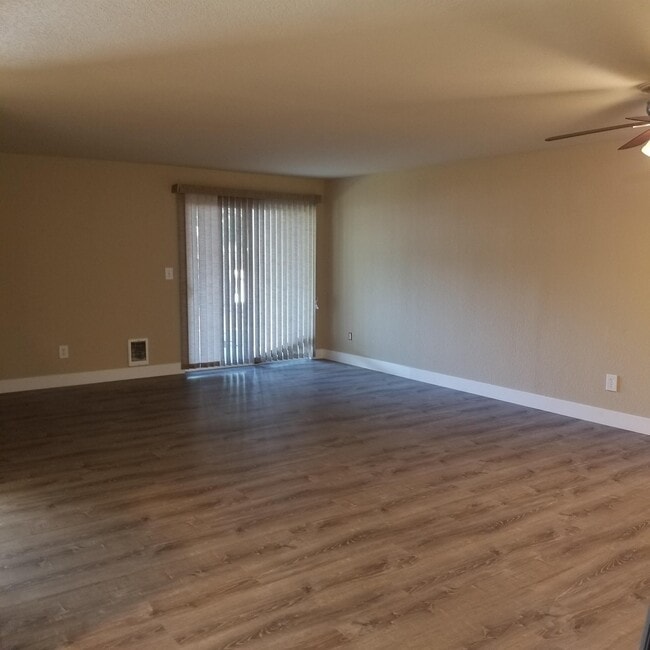 Building Photo - 9917 Holly Dr