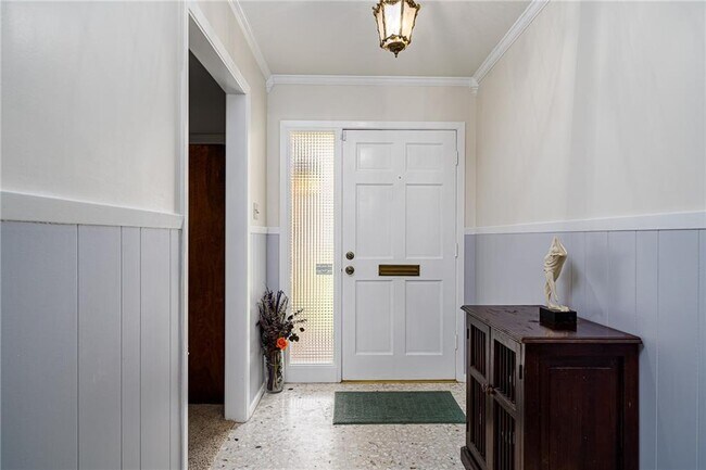 Building Photo - 337 Poenisch Dr