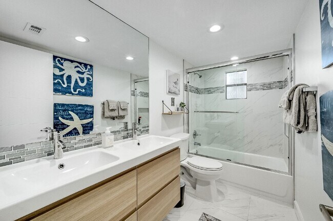 Building Photo - Beautiful pool home in Lockmar Estates