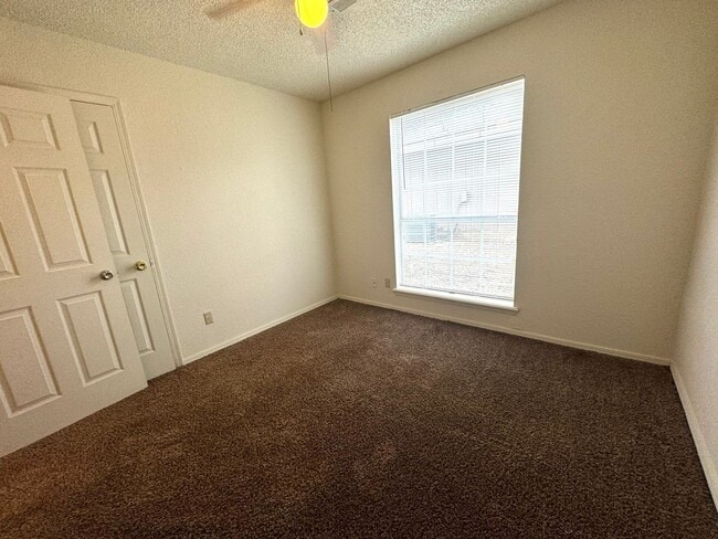 Building Photo - Coming SOON: Cute 3 bedroom 2 bathroom Duplex In Broken Arrow!