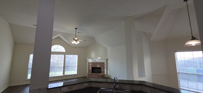 Building Photo - Recently remodeled 4 bedrooms, 3 bathrooms and move-in ready!