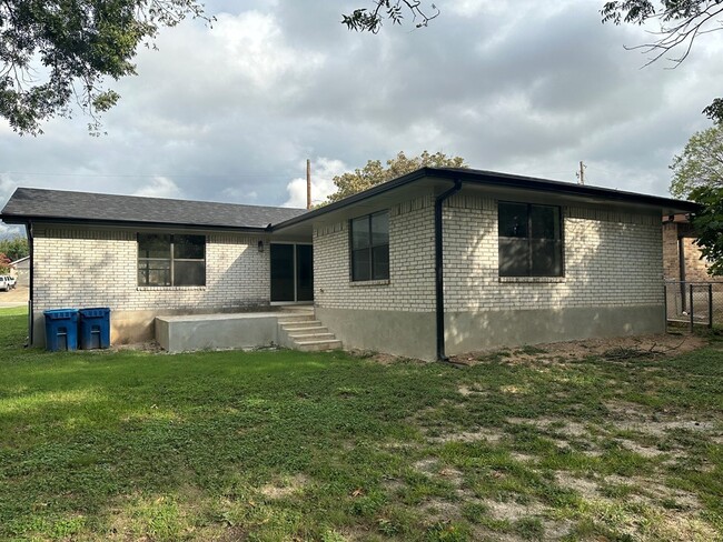 Building Photo - 135 Stephanie Dr