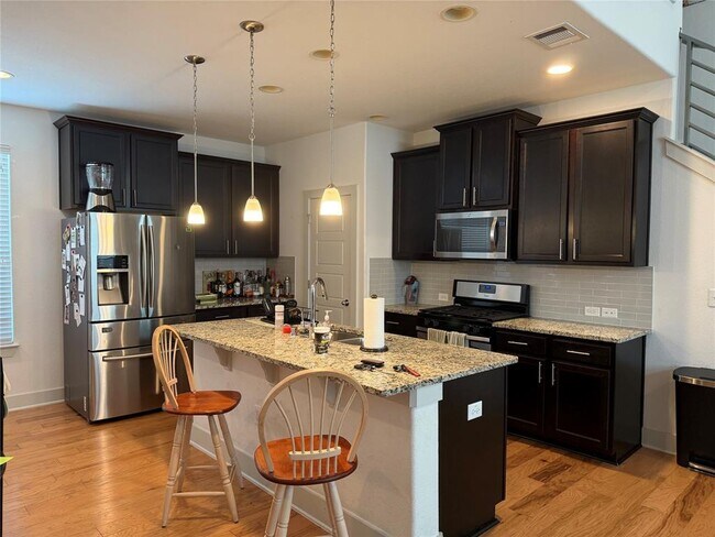 Building Photo - 7206 Tybalt St