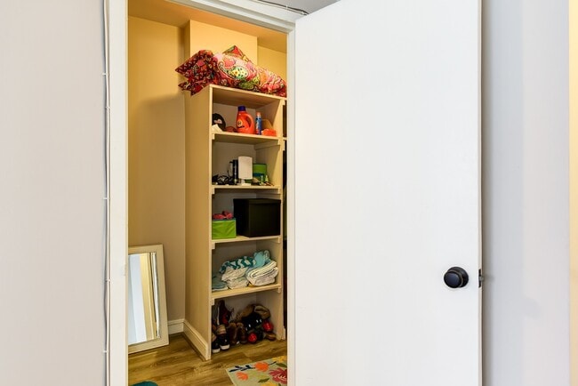 Building Photo - Spacious & Bright Studio at River Place East