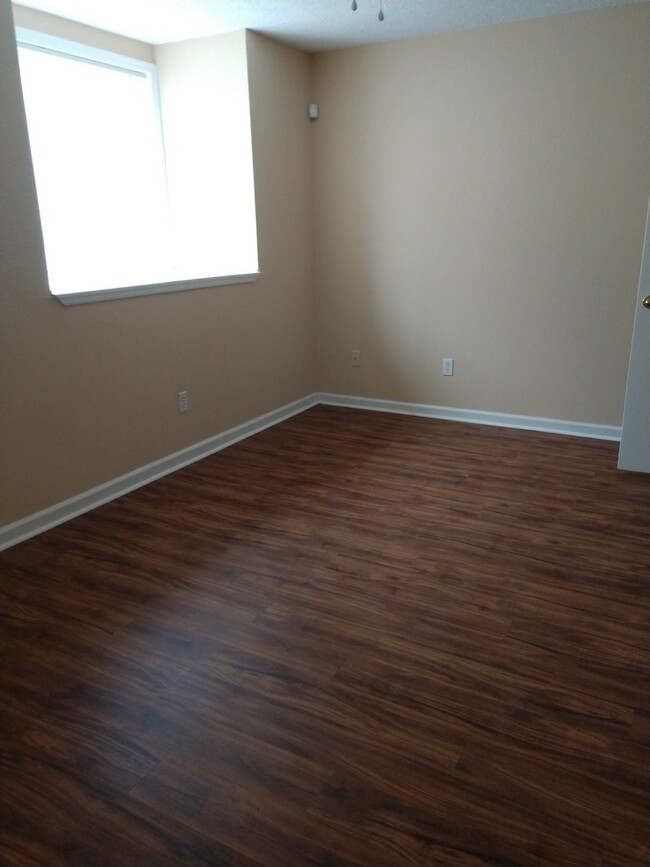 Building Photo - Beautiful 3 Bed 2 Bath Townhouse Close to ...