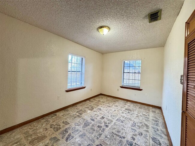 Building Photo - 914 Chihuahua St