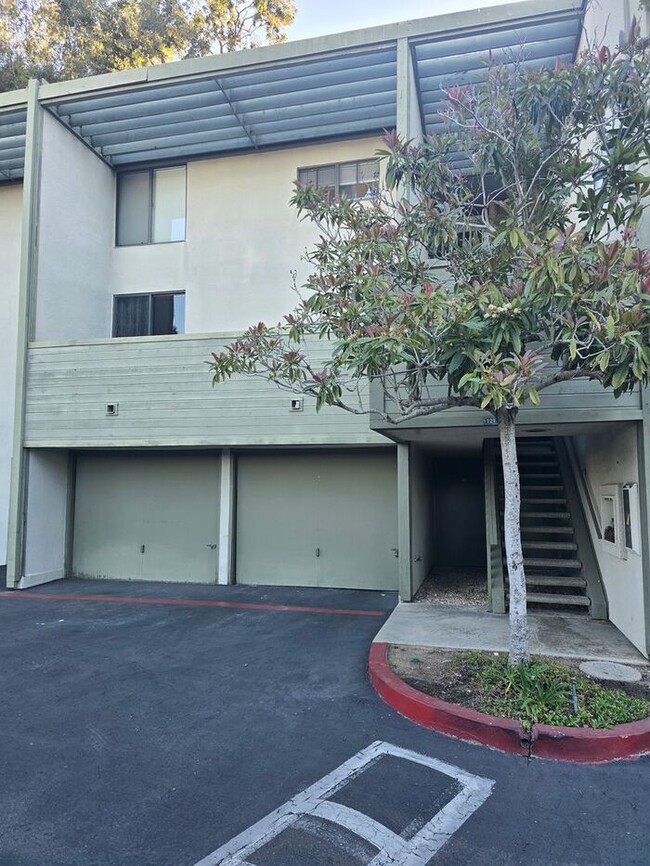 Building Photo - Discover this well-appointed 2-bedroom, 1.5-bath condo in San Diego