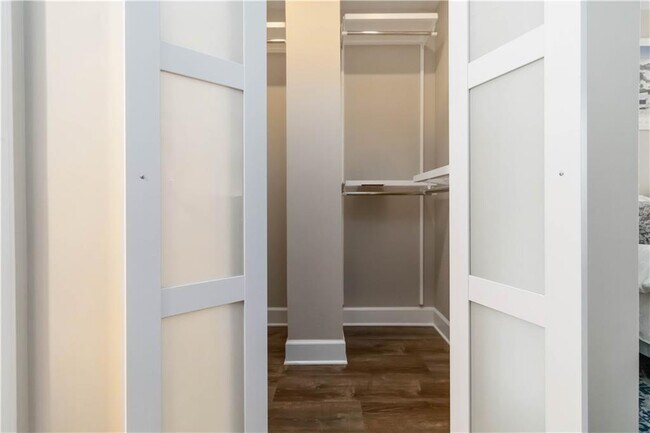 Building Photo - 1960 Variations Dr NE