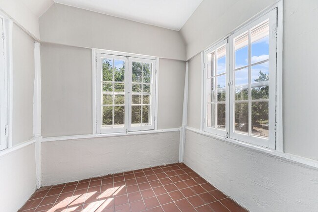 Building Photo - Charming 2 Bed 1.5 Bath in West Wash Park!