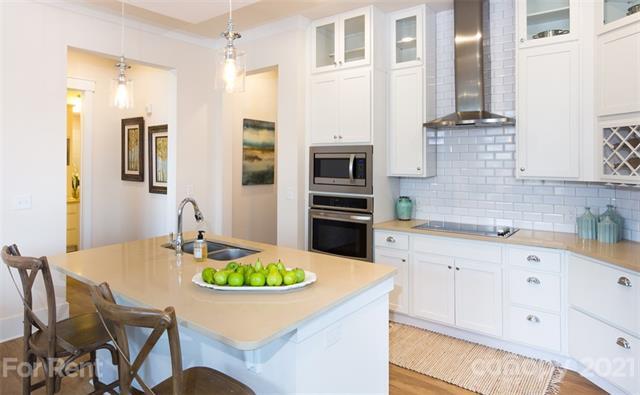 Building Photo - 9921 Holly Center Dr