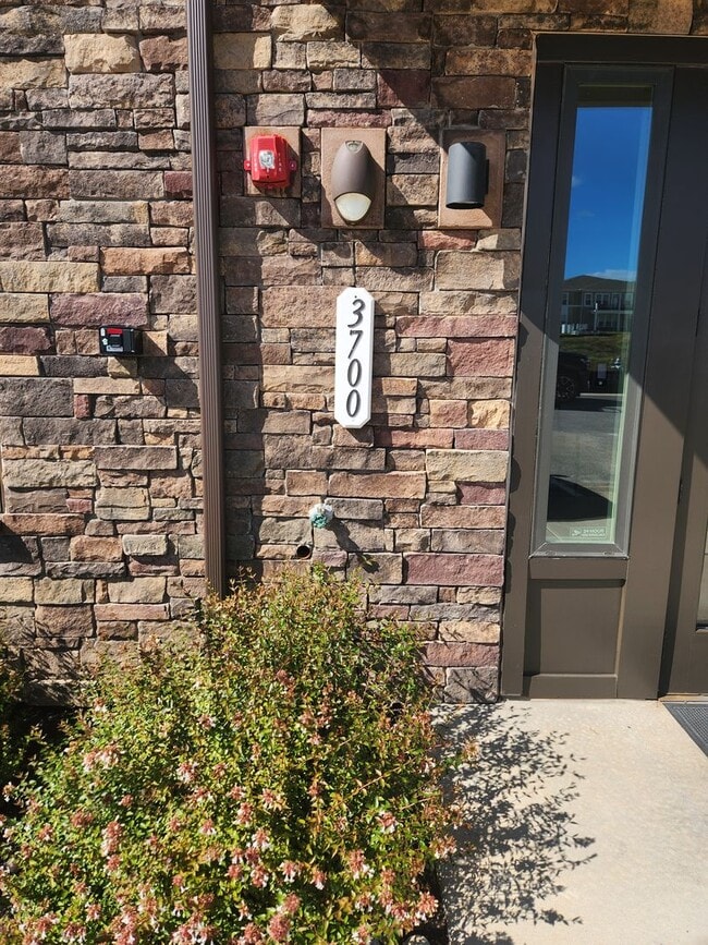 Building Photo - Chesterfield-Midlothian Area- Modern Condo