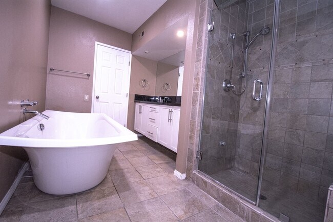 Building Photo - 848 W Huntington Dr