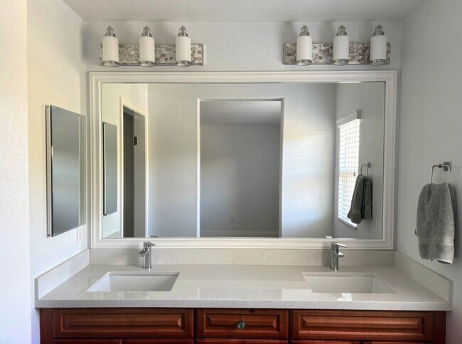 Building Photo - Stunning Home in the Beautiful Mariposa Community of Santa Clarita!