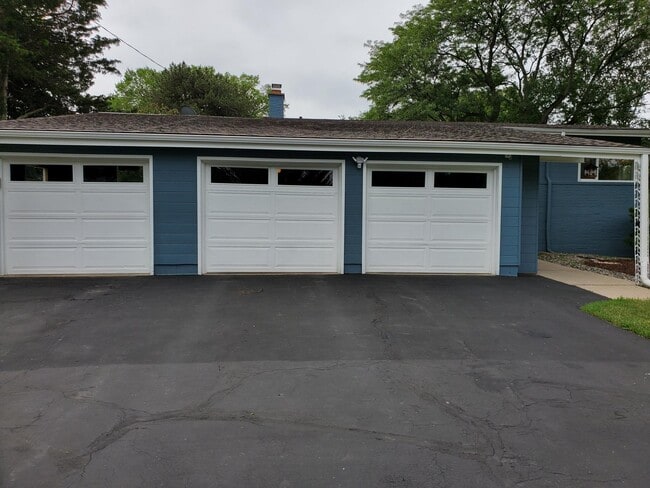 Building Photo - 413 Riverview Dr