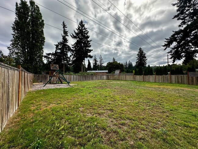 Building Photo - 6 BR / 4 BA – 4,100 SQ FT with Patio, Full...