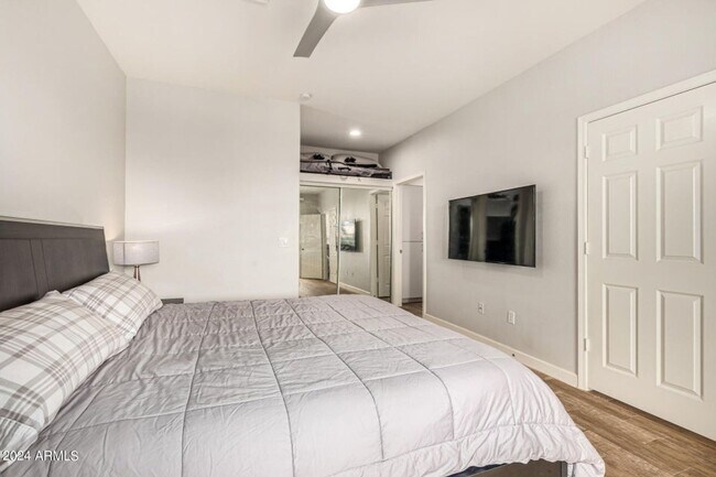 Building Photo - Lovely unit at Mira Vista Condominiums