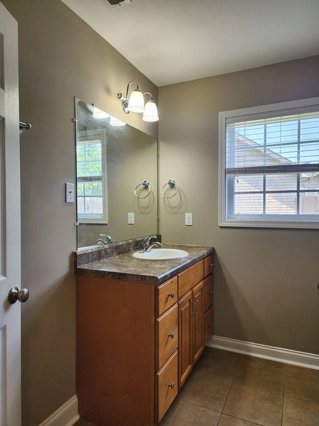 Building Photo - Maryville 37801 - 3 bed 2 bath home with a...